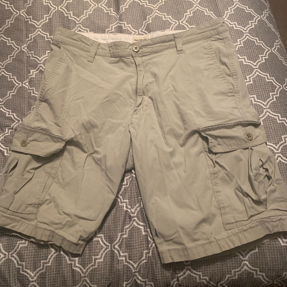 Men’s cargo shorts Dockers tan waist 34, small mark on leg as shown in photo